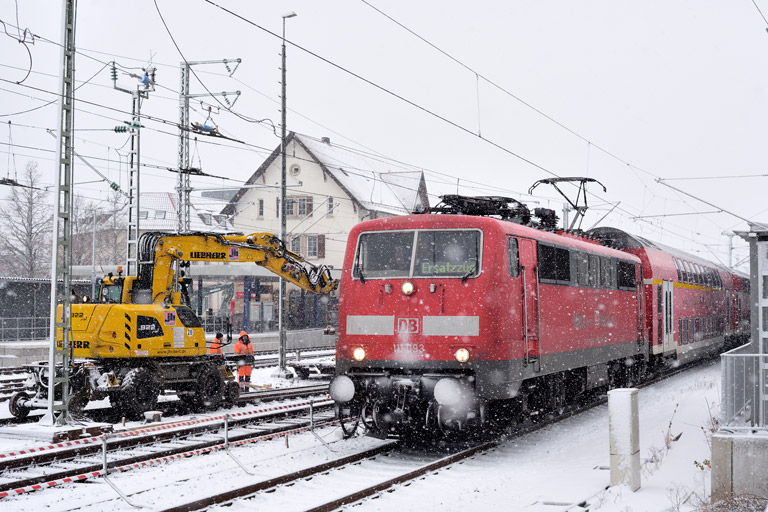 111 093 mit RE 63884 bei km 15,6 (Januar 2024)