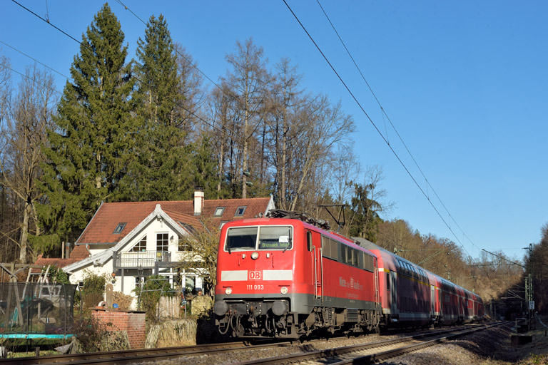 111 093 mit RE 63884 bei km 18,2 (Januar 2024)