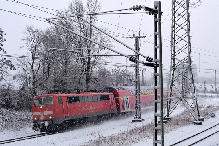 111 093 mit RE 63886 bei km 17,4 (Januar 2024)