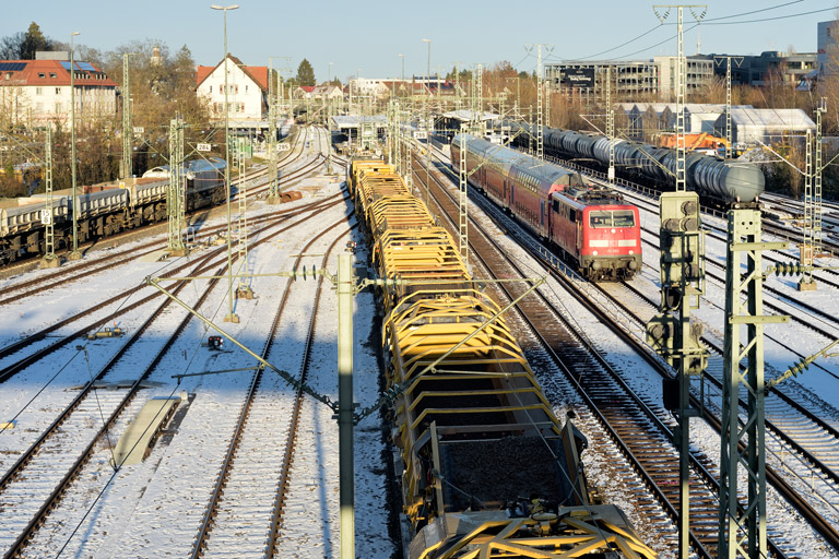 111 093 mit RE 63886 bei km 15,8 (Januar 2024)