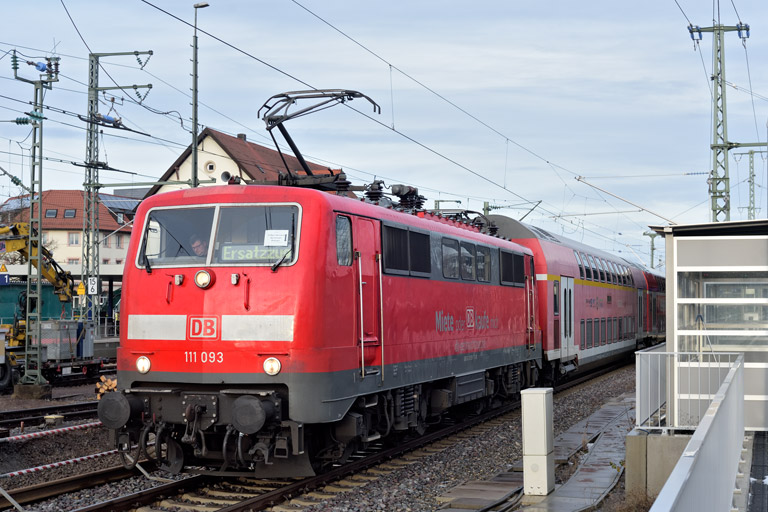 111 093 mit RE 63886 bei km 15,6 (Januar 2024)