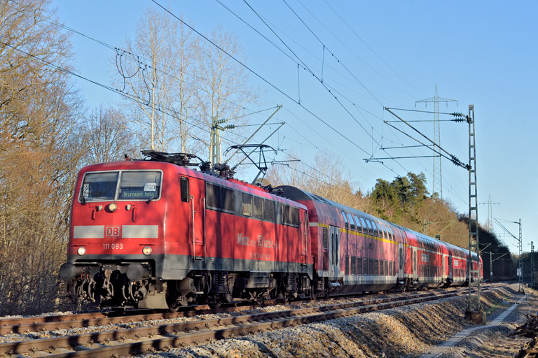 111 093 mit RE 63886 bei km 22,2 (Januar 2024)