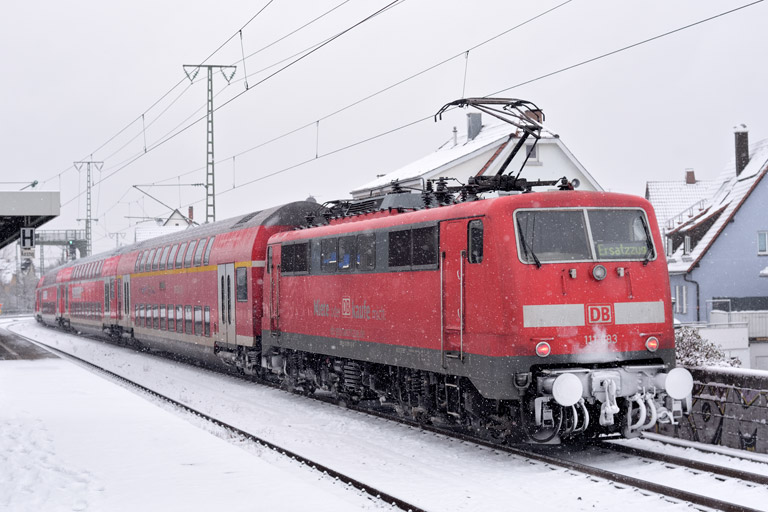 111 093 mit RE 63887 bei km 17,4 (Januar 2024)