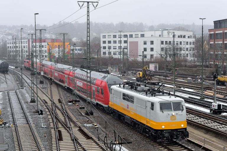 111 095 mit RE 63883 bei km 16,0 (Januar 2024)