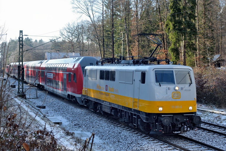 111 095 mit RE 63883 bei km 18,2 (Januar 2024)