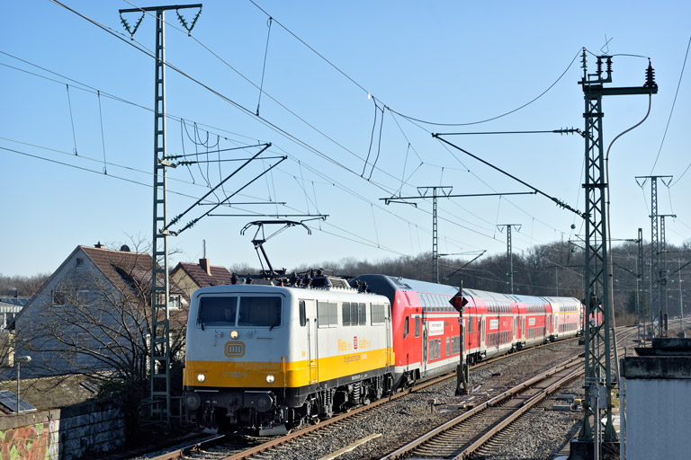 111 095 mit RE 63883 bei km 16,8 (Januar 2024)
