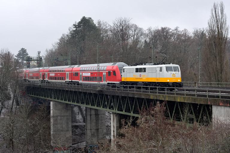 111 095 mit RE 63885 bei km 14,6 (Januar 2024)