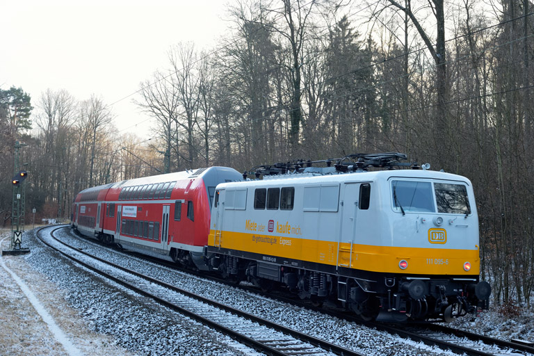 111 095 mit RE 63886 bei km 11,8 (Januar 2024)