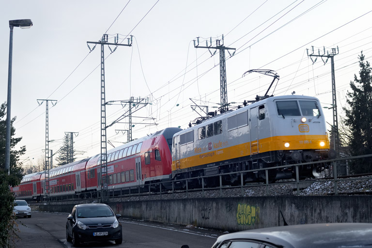 111 095 mit RE 63889 bei km 16,6 (Januar 2024)