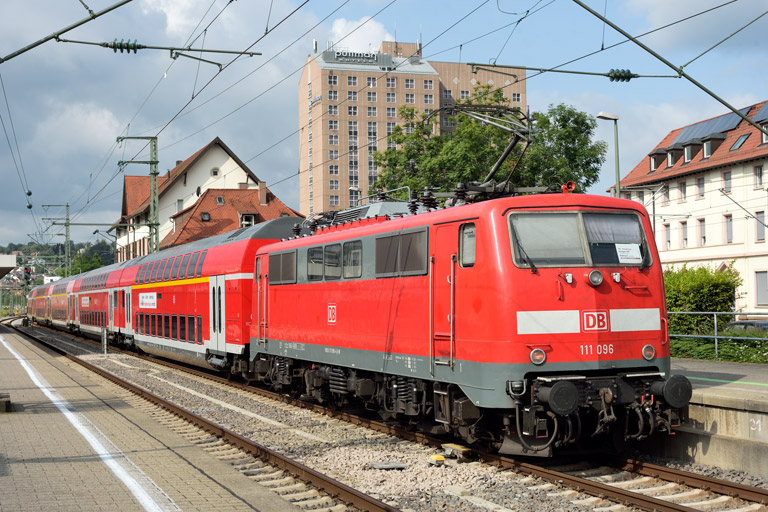 111 096 mit RE 21758 bei km 15,6 (August 2024)