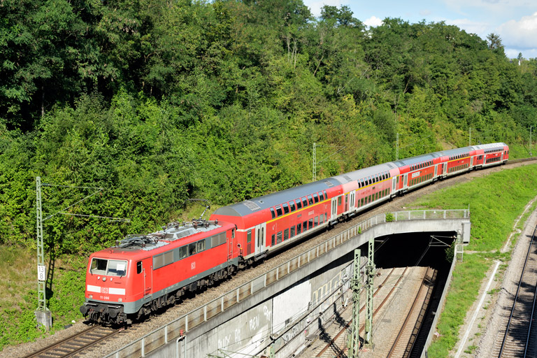 111 096 mit RE 21758 bei km 13,8 (August 2024)