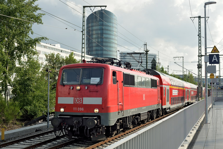 111 096 mit RE 21775 bei km 15,6 (August 2024)