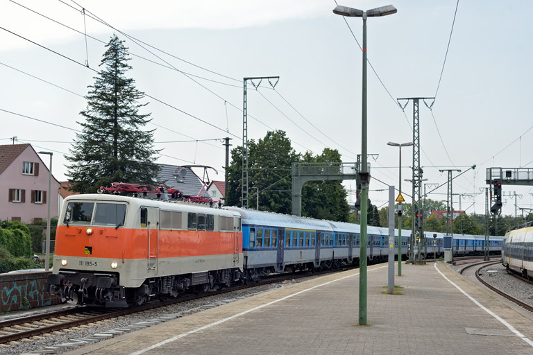 111 185 mit DLr 89779 bei km 16,8 (September 2024)
