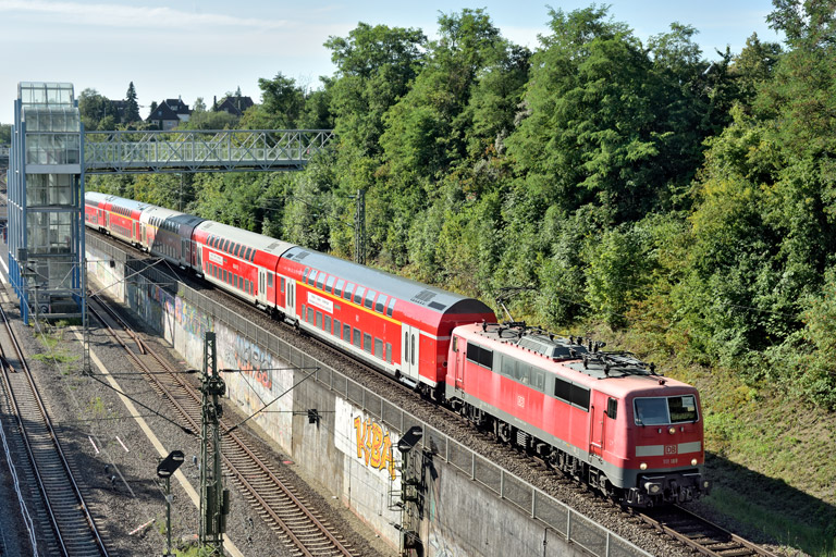 111 189 mit RE 21757 bei km 14,0 (August 2024)