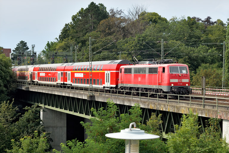 111 189 mit RE 21759 bei km 14,6 (August 2024)