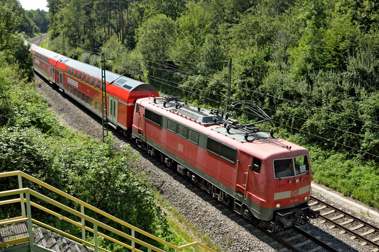 111 189 mit RE 21771 bei km 19,2 (August 2024)