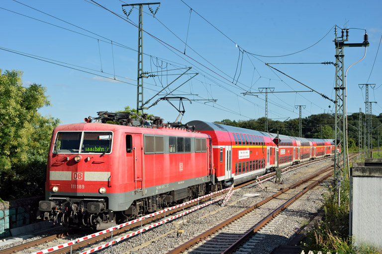 111 189 mit RE 21773 bei km 16,8 (August 2024)