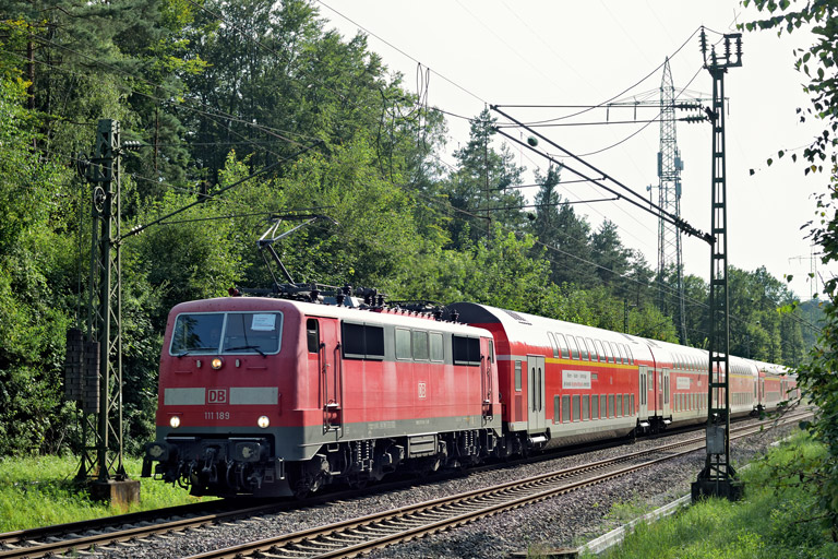 111 189 mit RE 21773 bei km 18,2 (August 2024)