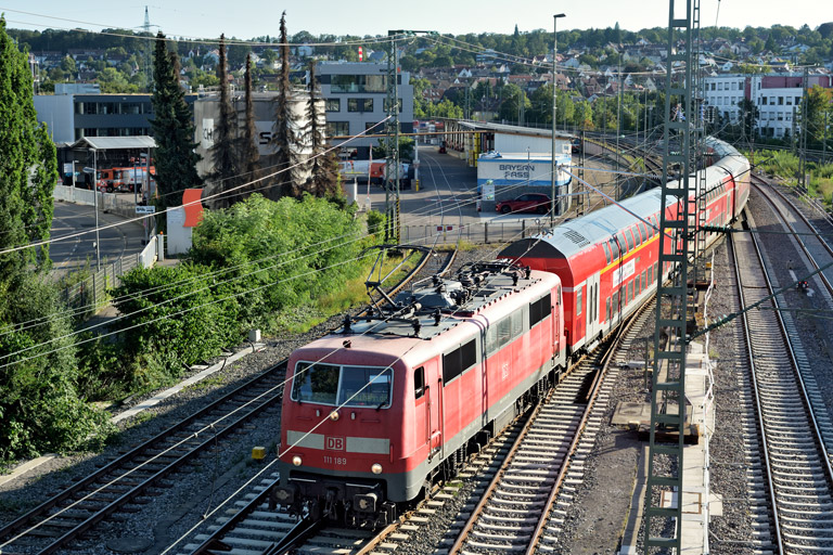 111 189 mit RE 21775 bei km 16,0 (August 2024)