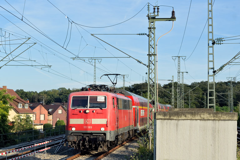 111 189 mit RE 21777 bei km 16,8 (August 2024)