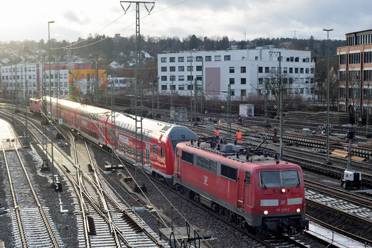 111 200 mit RE 63887 bei km 16,0 (Januar 2024)