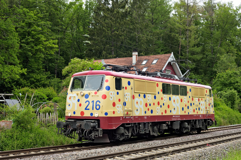 111 216 als Tfzf 22231 bei km 18,2 (Juni 2024)