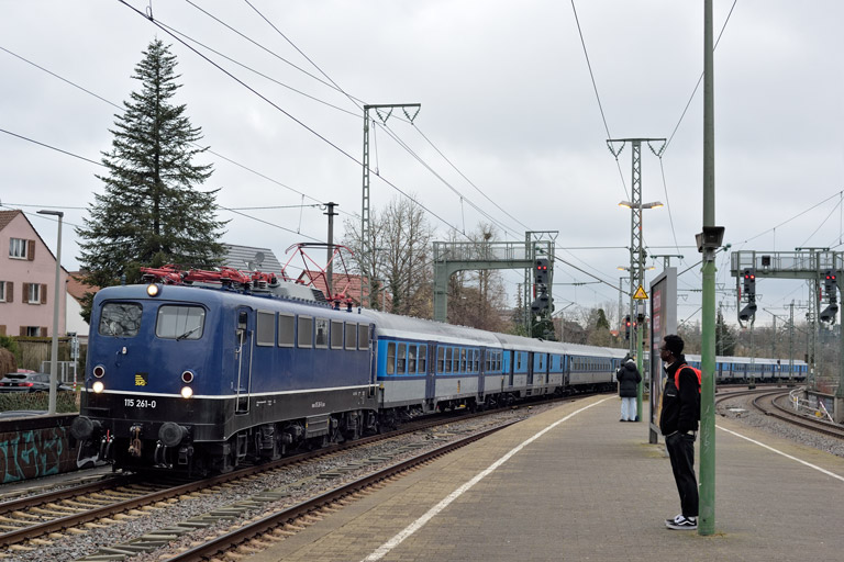 115 261 mit DLr 28074 bei km 16,8 (Dezember 2024)