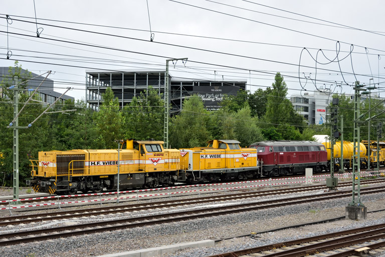 1277 018, 212 107 und 215 018 bei km 15,4 (Juli 2024)