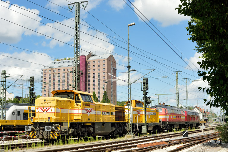 1277 018, 212 107, 225 079 und 215 018 bei km 15,8 (Juli 2024)