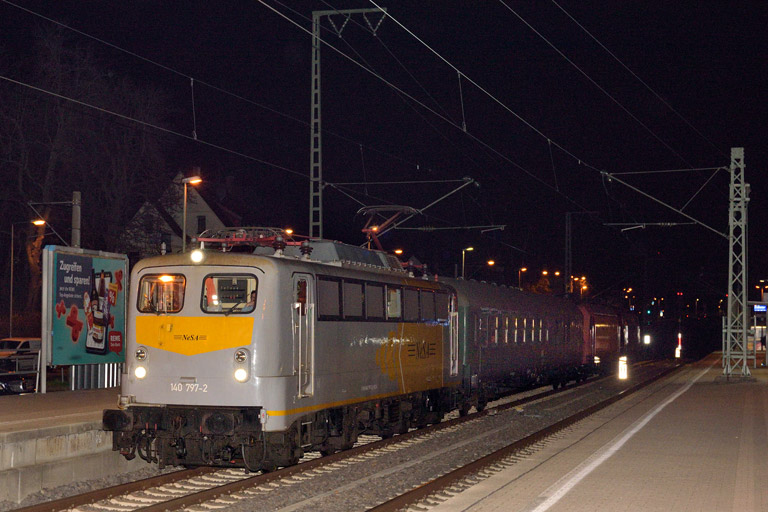 140 797 und 145 044 mit DLr 26677 bei km 15,6 (November 2024)