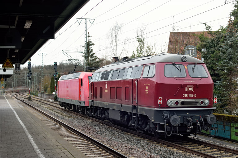 145 044 und 218 155 bei km 16,8 (Dezember 2024)