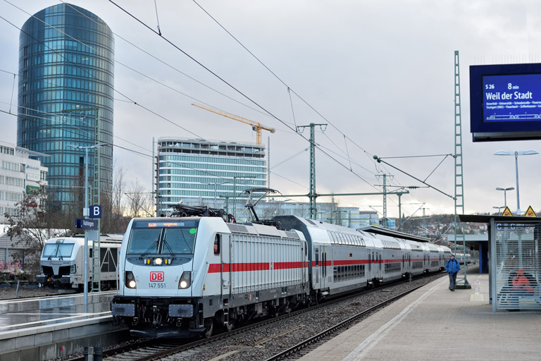 147 551 mit IC 2384 bei km 15,6 (Januar 2024)
