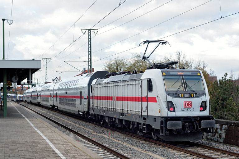 147 572 mit IC 2940 bei km 16,8 (November 2024)