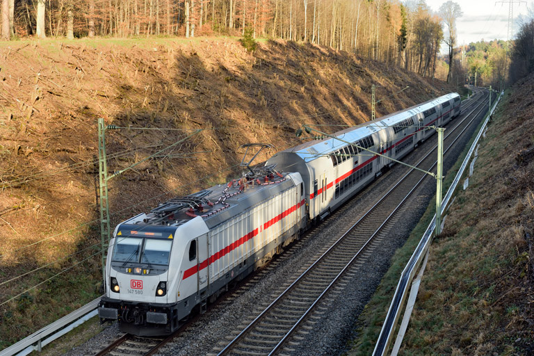147 580 mit IC 2383 bei km 19,0 (November 2024)