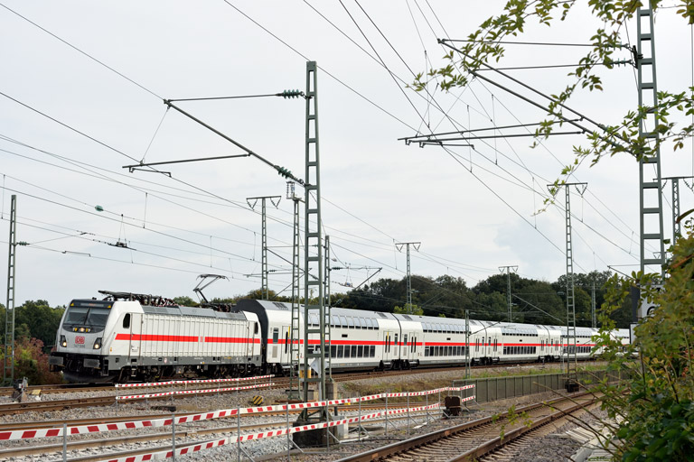 147 586 mit IC 486 bei km 17,0 (September 2024)