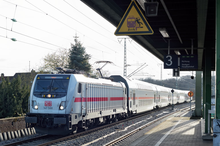 147 588 mit IC 2952 bei km 16,8 (Dezember 2024)