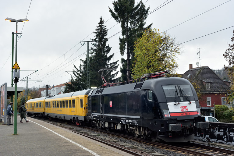 182 524 mit Mess 94330 bei km 16,8 (November 2024)