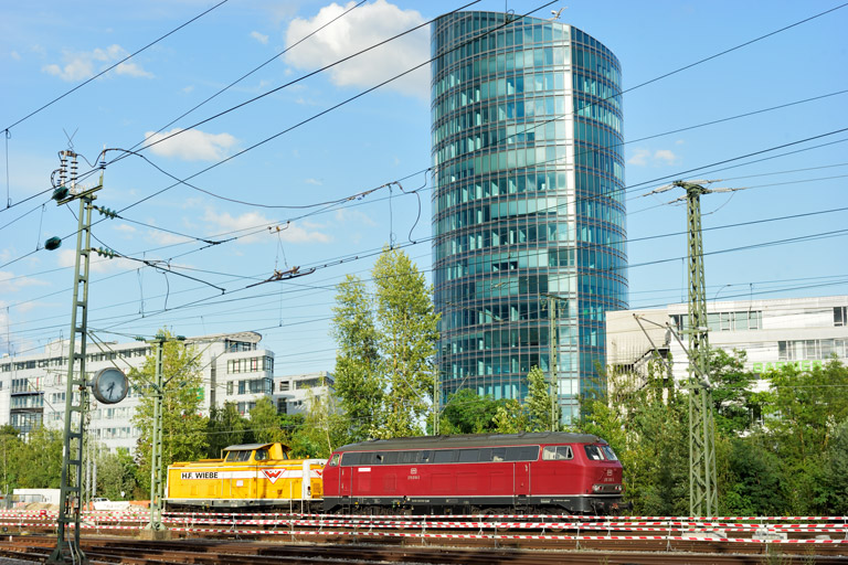 215 018 und 212 107 bei km 15,8 (Juli 2024)
