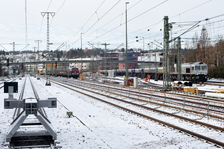218 155 und HGK DE 671 bei km 15,8 (Januar 2024)