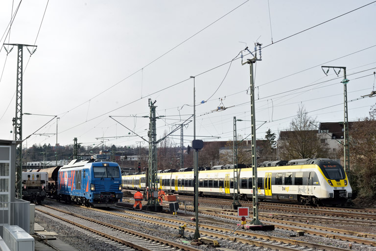 248 048 und 3442 205 als RE 17652 bei km 15,8 (Februar 2024)