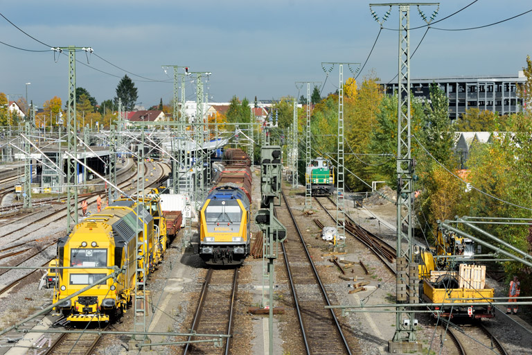 263 002 und Stopf- und Planiermaschinenzug bei km 15,8 (Oktober 2024)