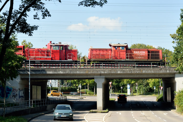 294 822 und 363 141 als T 67002 bei km 16,4 (September 2024)