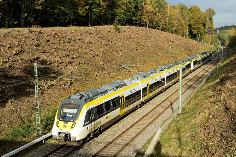 3442 200 und 3442 211 als RE 17653 bei km 19,0 (Oktober 2024)