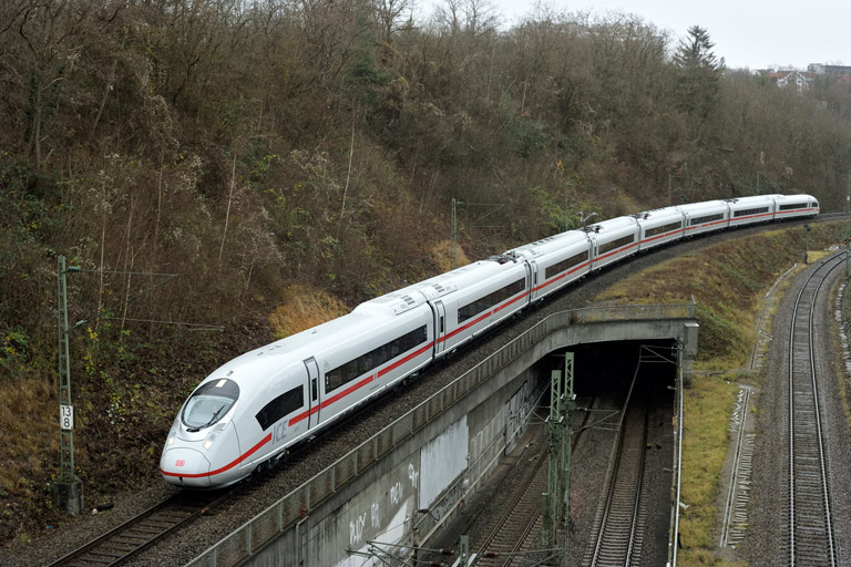 408 033 als ICE-W 1795 bei km 13,8 (Dezember 2024)
