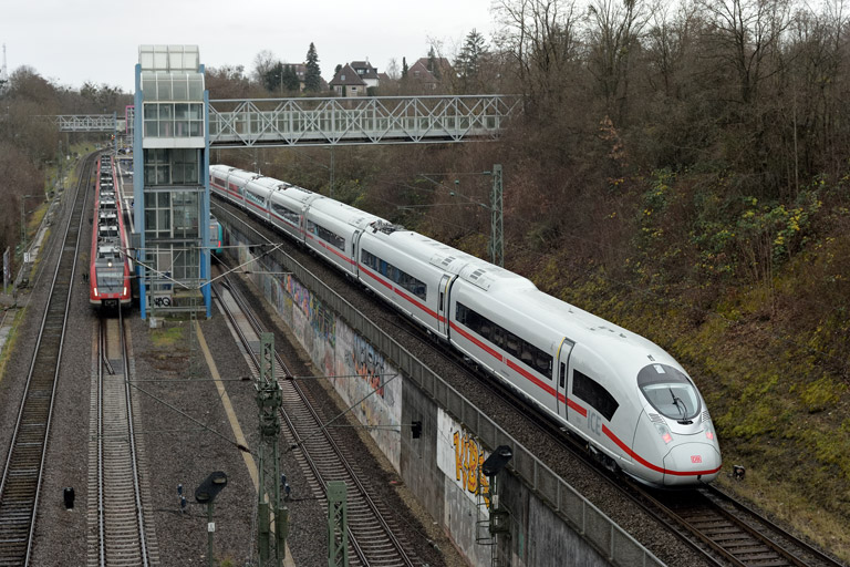 408 033 als ICE-W 1795 bei km 14,0 (Dezember 2024)