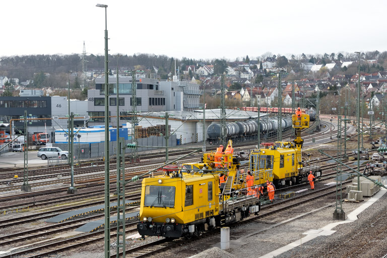 703 108 und 703 107 bei km 16,0 (Februar 2024)