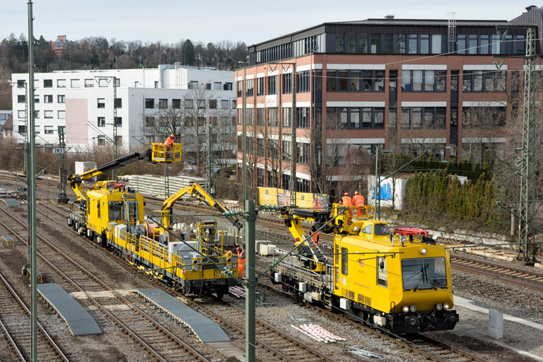 703 108 und 703 107 bei km 16,0 (Februar 2024)
