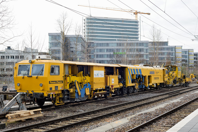 Stopf- und Planiermaschinenzug bei km 15,8 (Februar 2024)