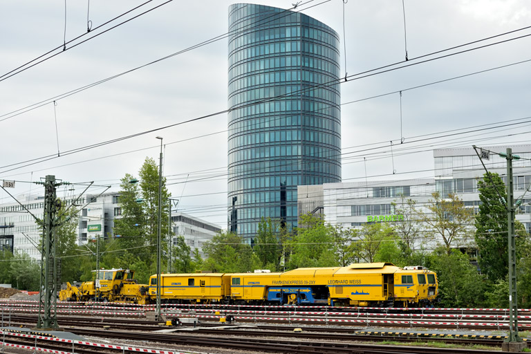 Stopf- und Planiermaschinenzug bei km 15,8 (Mai 2024)