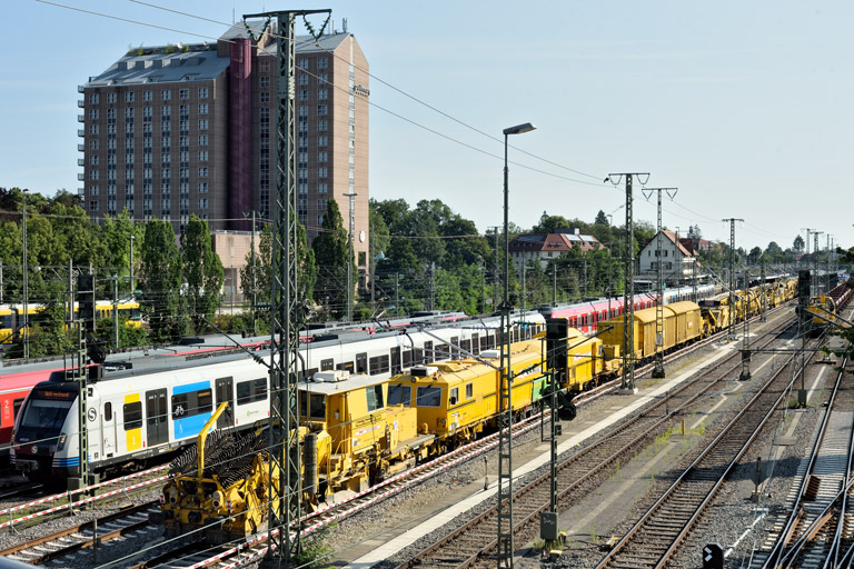 Gleisumbauzug bei km 15,8 (Juli 2024)